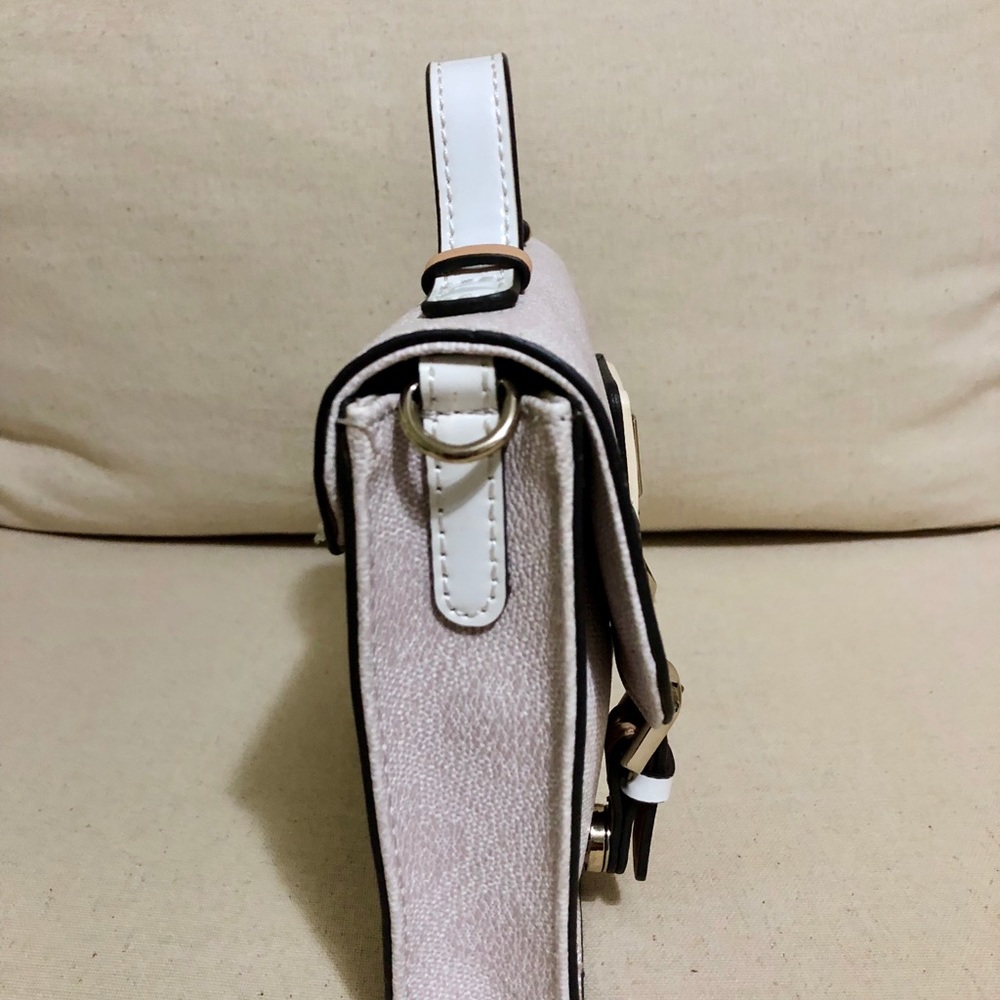 Handbags - Picture 3 of 8